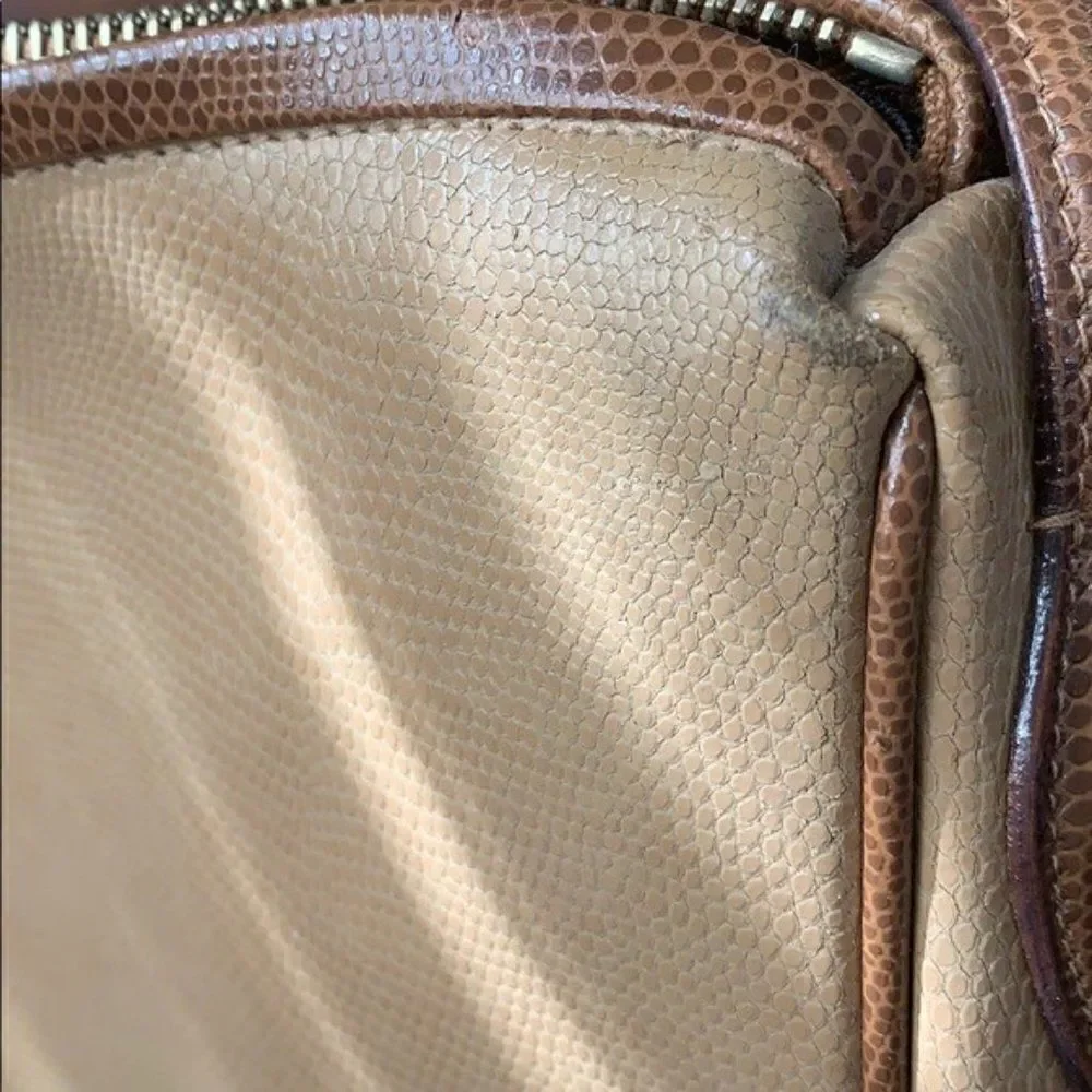 tan zipper mark